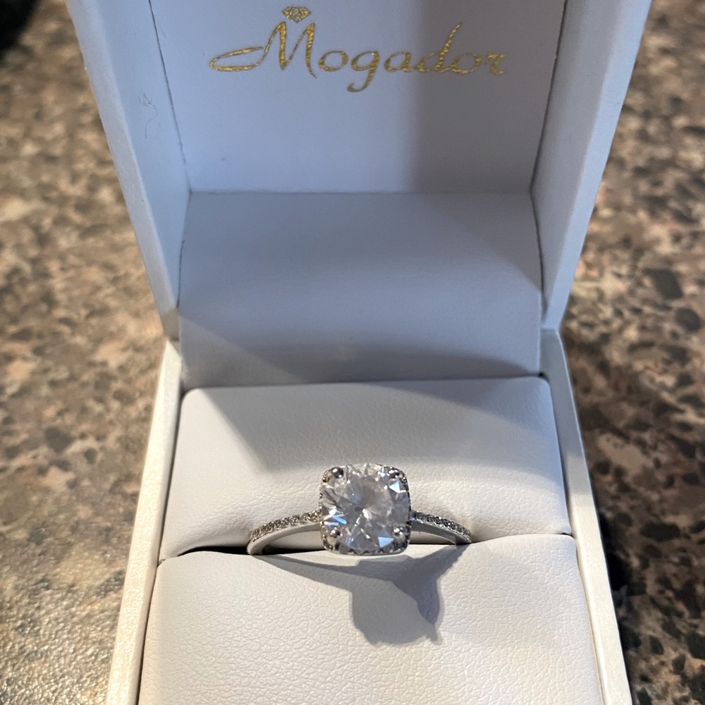 Sterling Silver Ring with Cubic Zirconium center - Picture 1 of 6